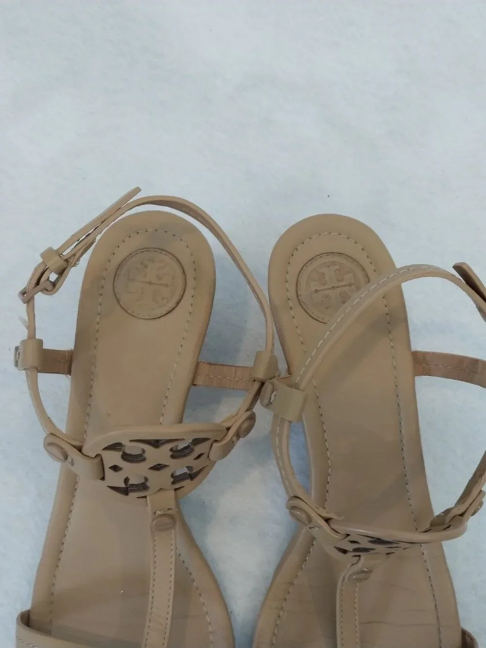 Tory Burch Wedge Sandals 7.5 Miller Beige Nude Leather T-Strap Logo Medallion
